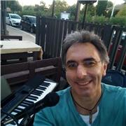 Musicista, esperienza trentennale, impartisce lezioni di piano moderno: pop, blues, swing. Anche a cantanti che vogliono accompagnarsi da soli durante la performance. Programmi personalizzati
